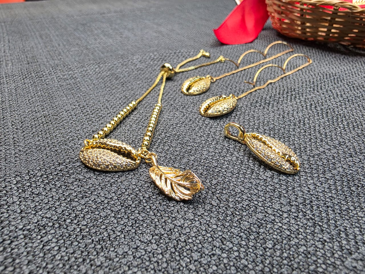 Ensemble Bracelet ajustable, boucles d'oreilles et médaillon en cauris strass image 2