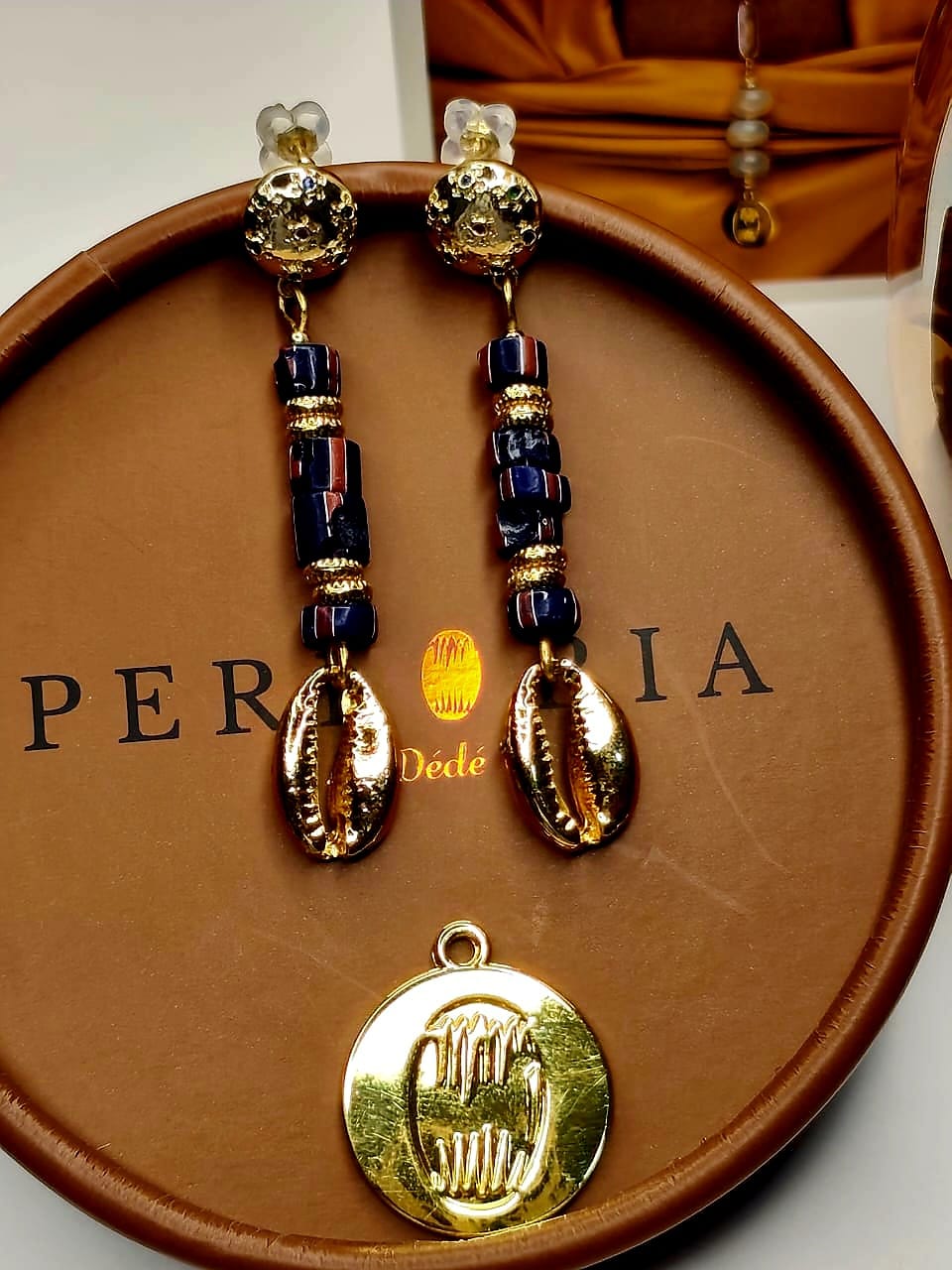 Boucles d'oreilles en perles anciennes Kankanbè et cauris image hover