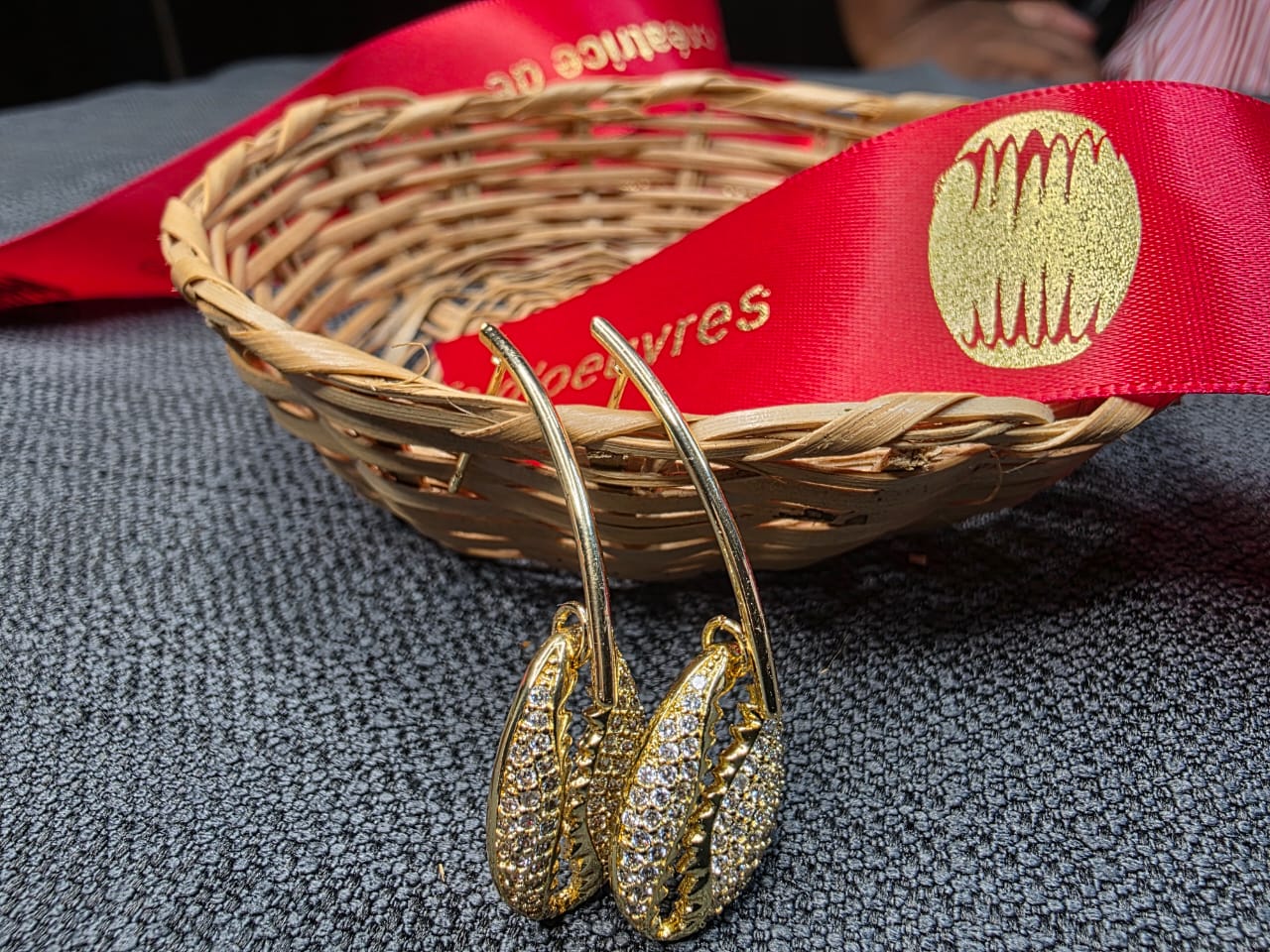 Boucles d'oreilles en cauris strass à tige longue image hover