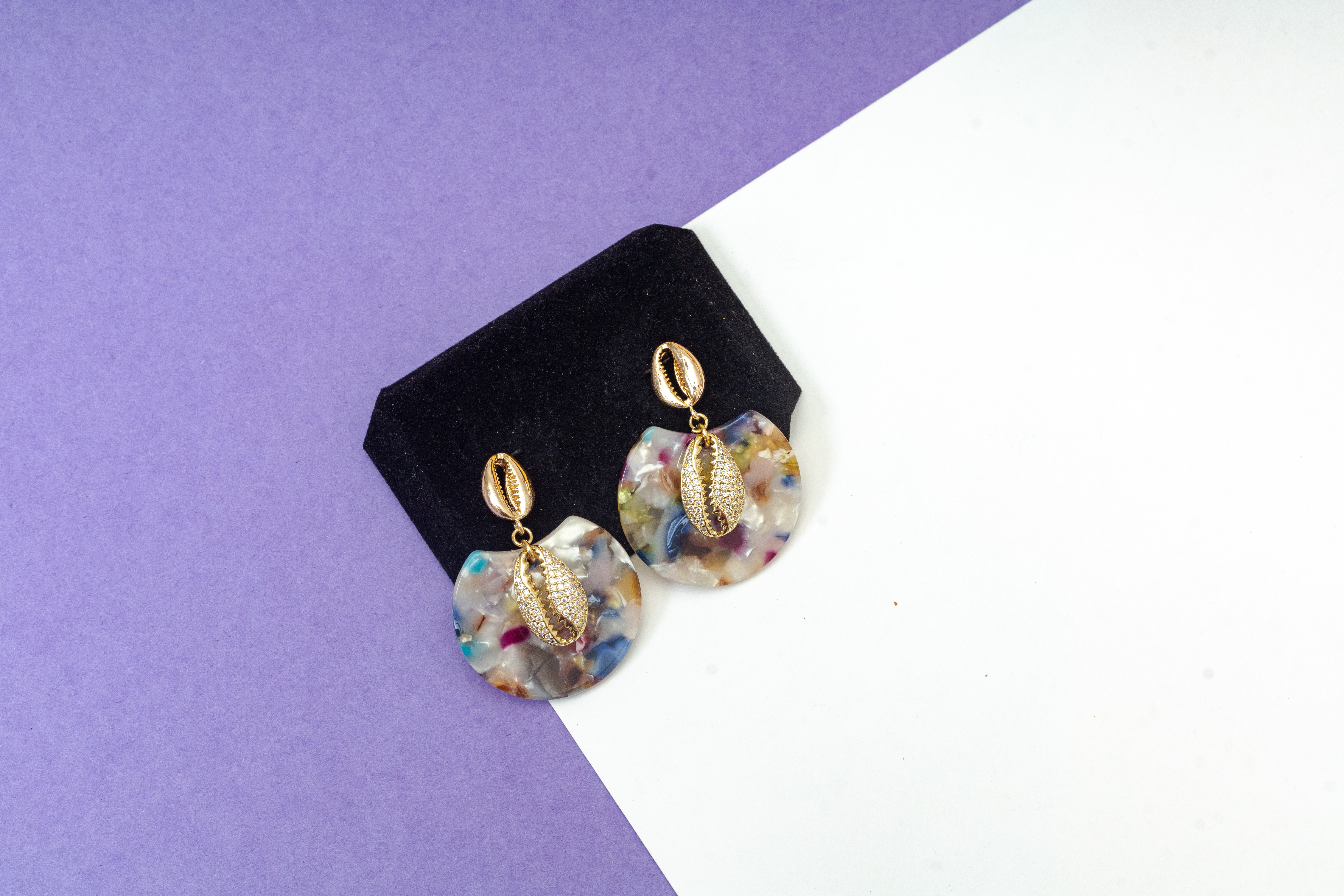 Boucles d'oreilles en résine acrylique et en cauris strass image3