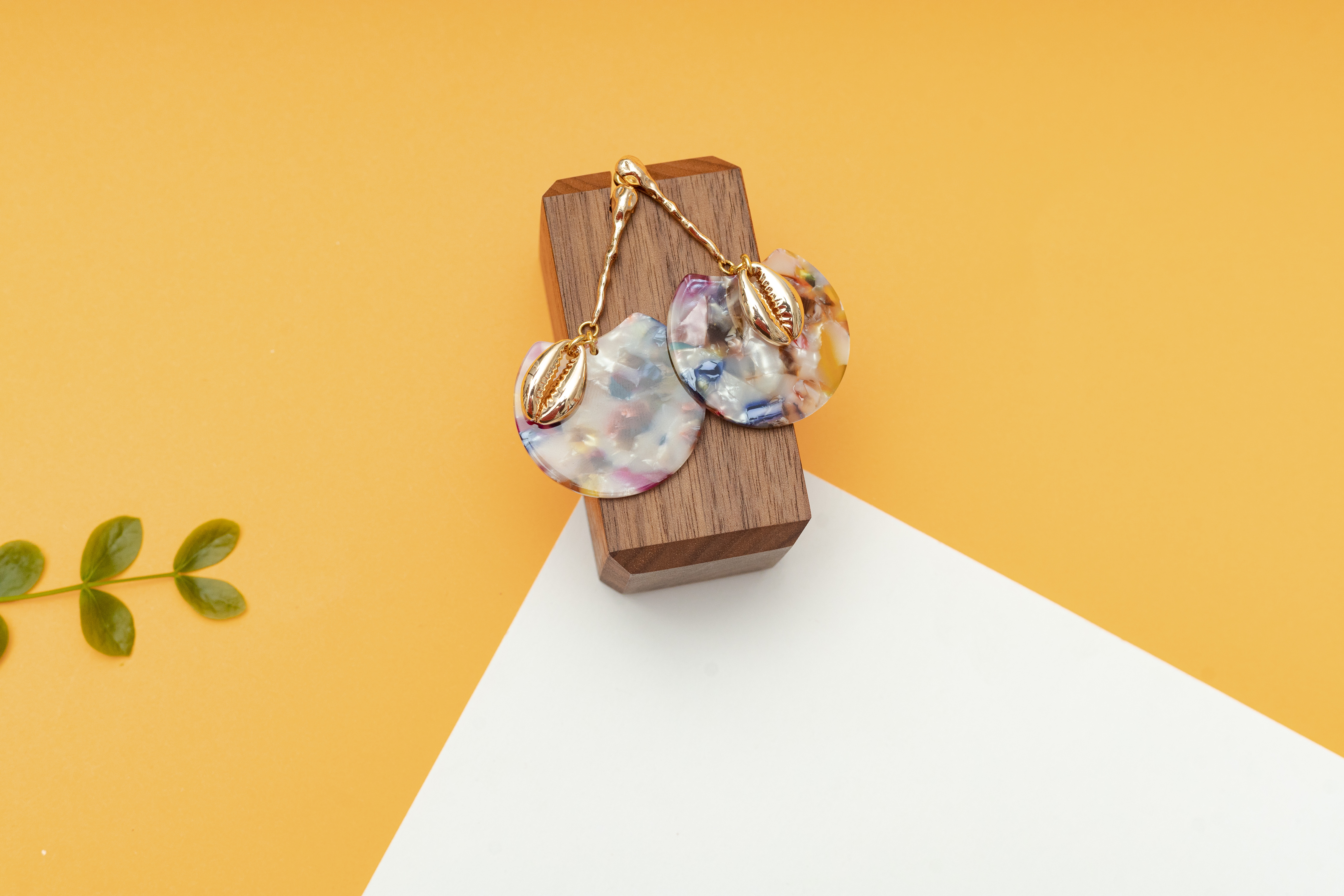 Boucles d'oreilles en résine acrylique et en cauris simple image hover