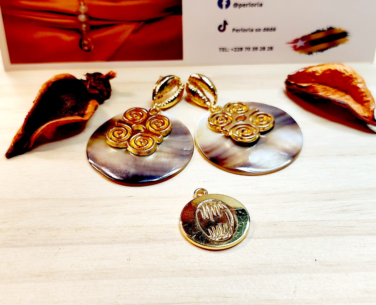 Boucles d'oreilles en Nacre et en symbole Adinkra image 2