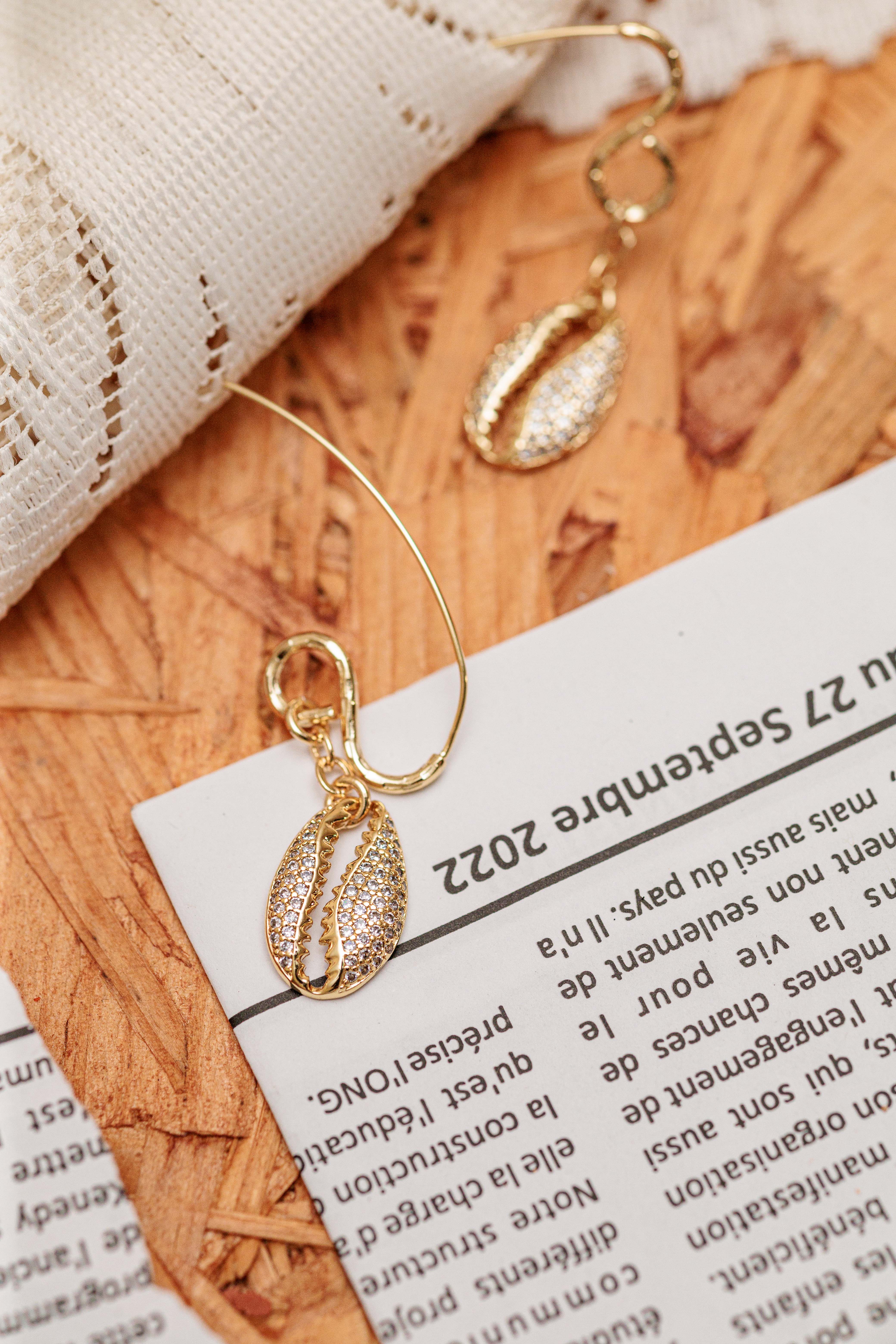 Boucles d'oreilles crochet en cauris strass image