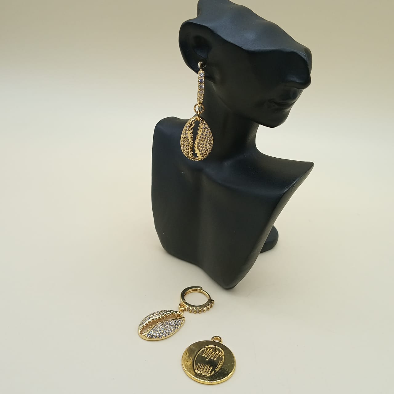 Boucles d'oreilles en cauris zircon image
