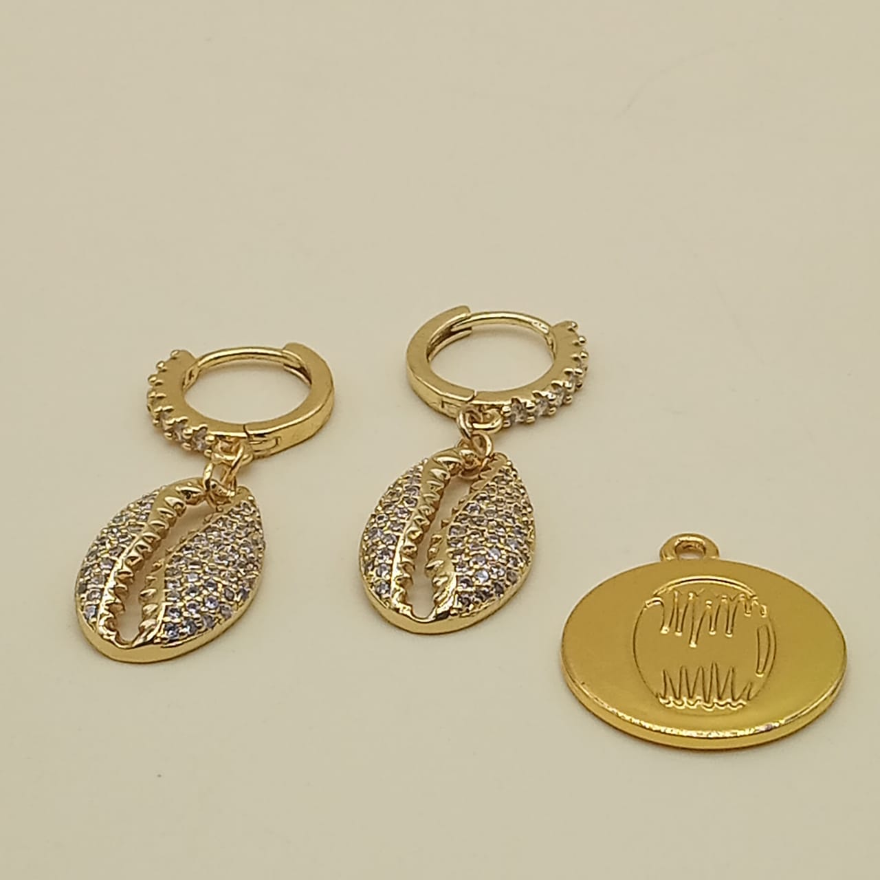 Boucles d'oreilles en cauris zircon image hover