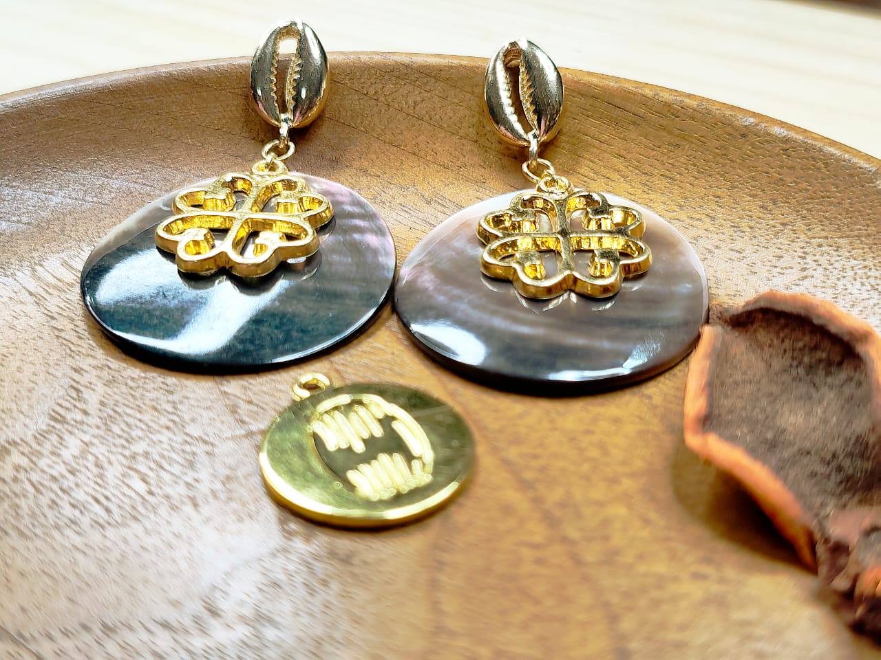Boucles d'oreilles en Nacre et en symbole Adinkra image 3