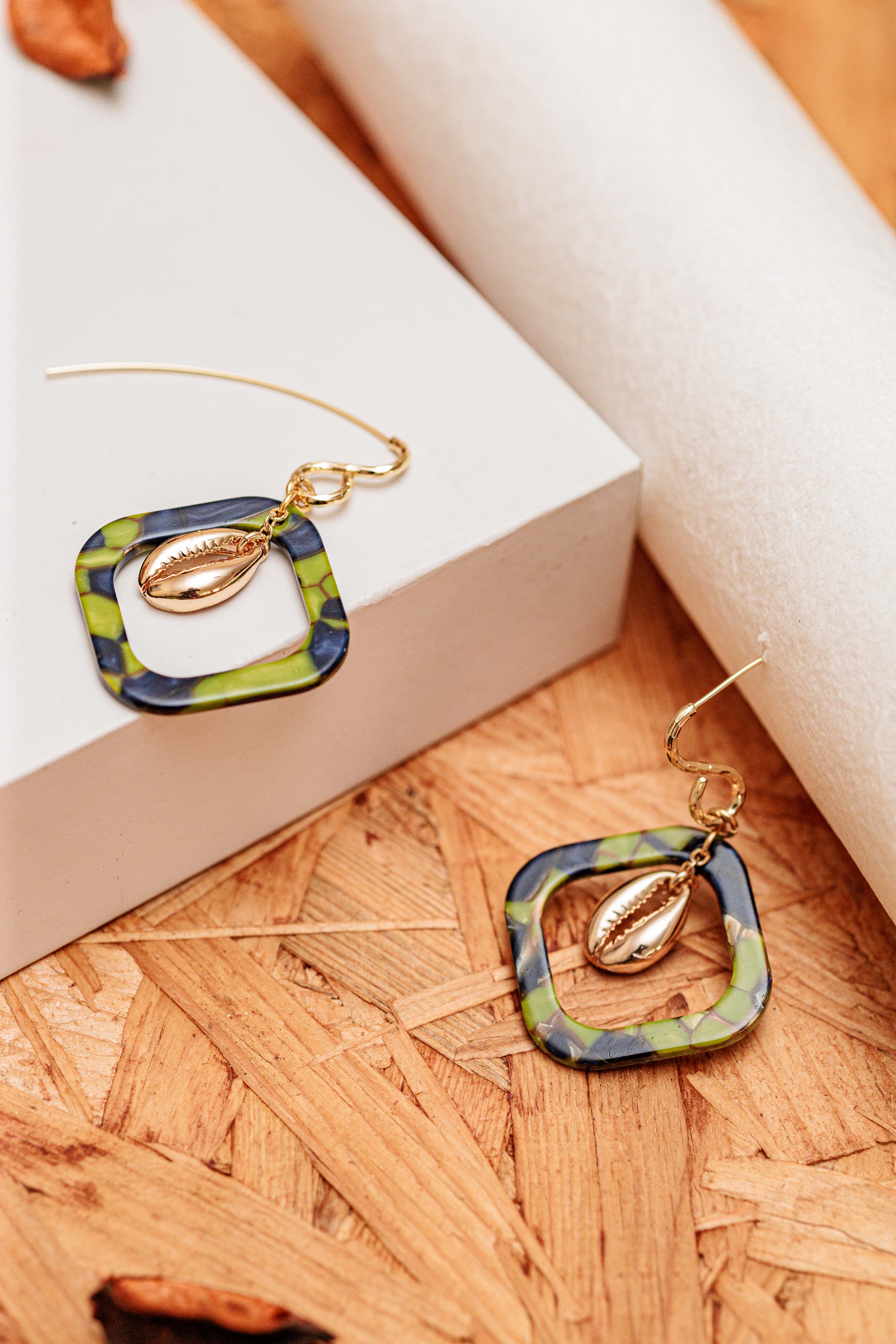 Boucles d'oreilles crochet en résine acrylique et en cauris simple image hover